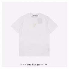 1V Embossed T-shirt