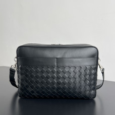 BV Men's Large Intrecciato Camera Bag With Pocket